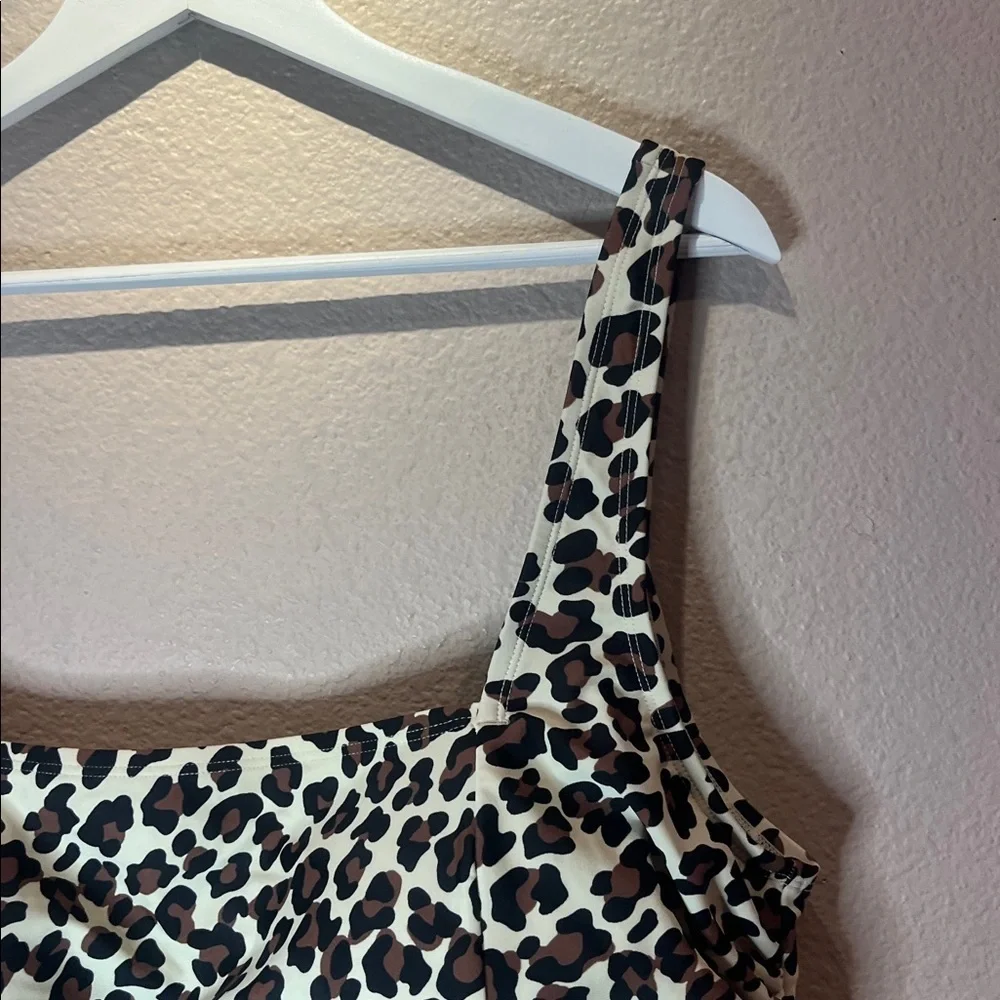 Kona Sol Women’s Leopard Print Sporty Bikini Top Size 24W